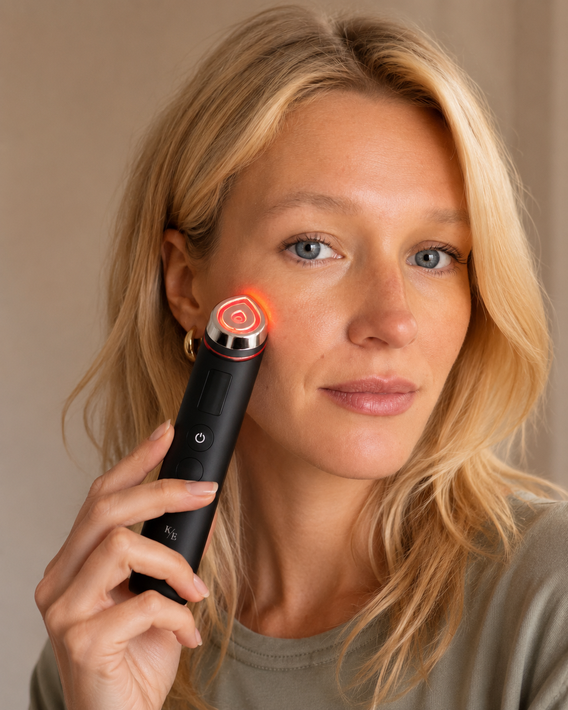 Kvinne bruker Essence Lift Pro på kinnet